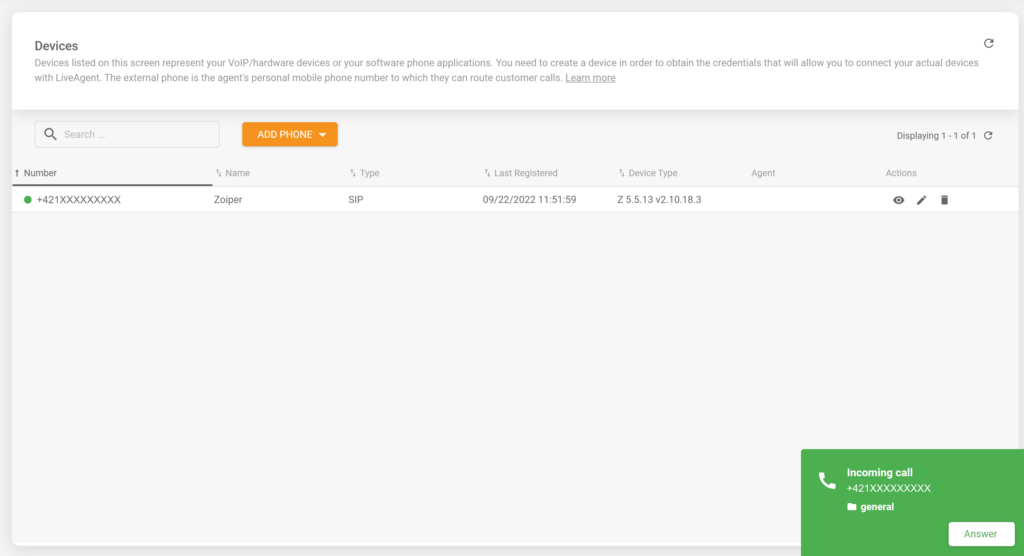 Egy bejövő hívást ábrázoló kép egy LiveAgent help desk szoftverrel sikeresen integrált Zopier softphone-ban